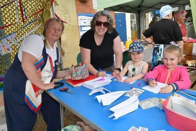 Pictured (from left) Councillor Caroline Hewlett with Kim Williams, Holly Williams 5 and Bonnie Hatch 4