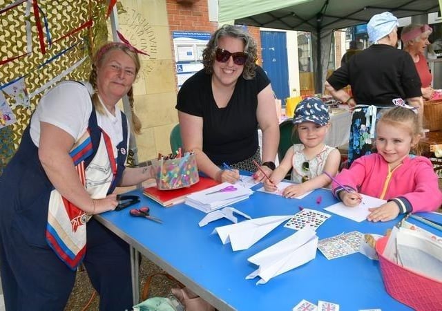 Pictured (from left) Councillor Caroline Hewlett with Kim Williams, Holly Williams 5 and Bonnie Hatch 4