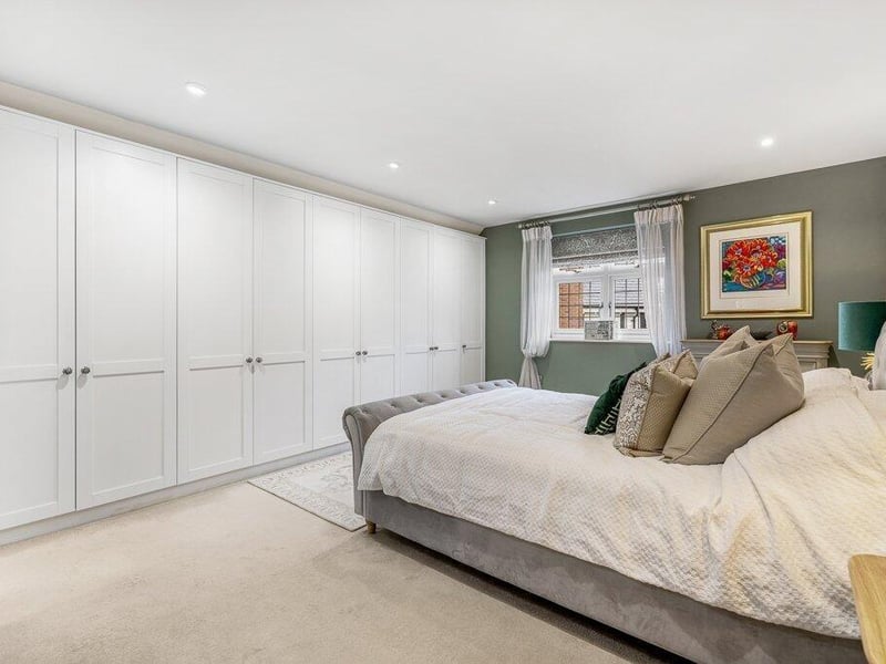 The bedroom's fitted wardrobes and ...