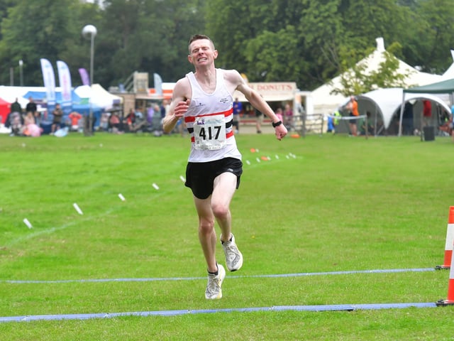 1st runner to finish the 10 mile road race - William Strangeway (Lincoln Wellington) with a new course record.