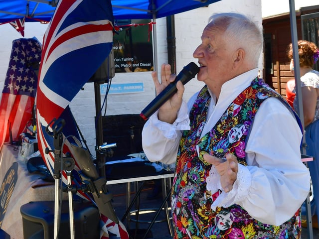 Dave Temple performing