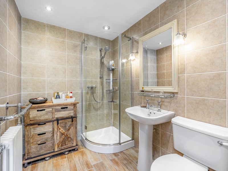 The en suite.