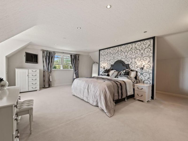The principal bedroom.