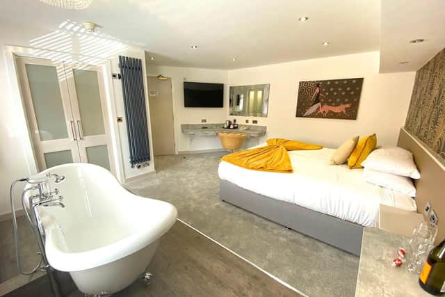 Damon's Hotel, interior.