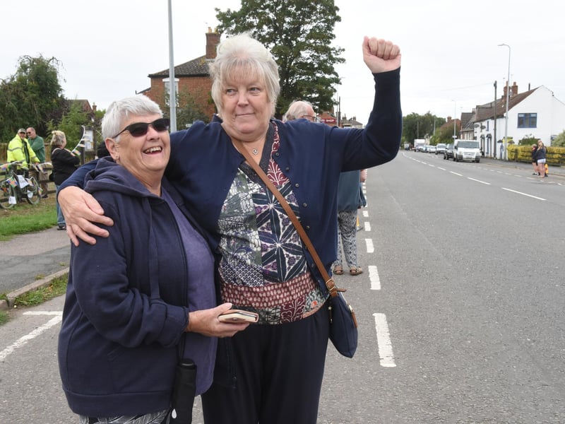 Market Rasen spectators. L-R Valarie Lancaster and Carole Tindall
