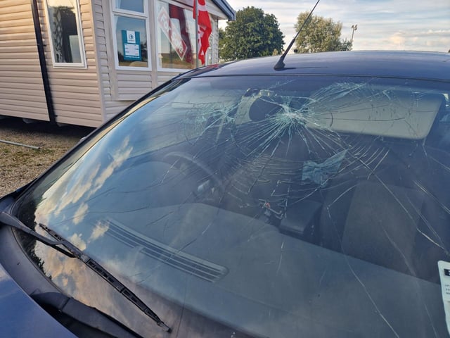 Tne badly smashed windscreen reported to police ealier.