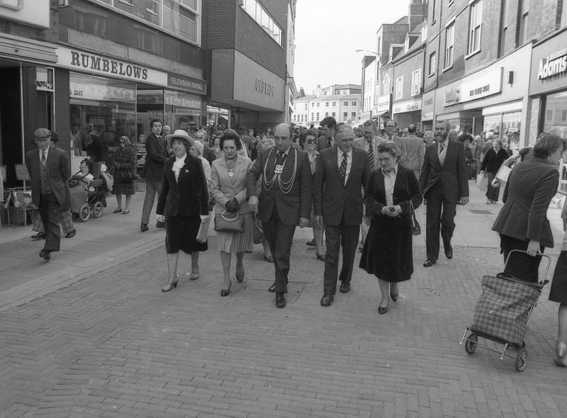 At the time of its official opening, the street had been in use as a pedestrianised zone for months and was finished but for the last couple of paving slabs. A six-month trial ban on traffic had also taken place two years earlier.