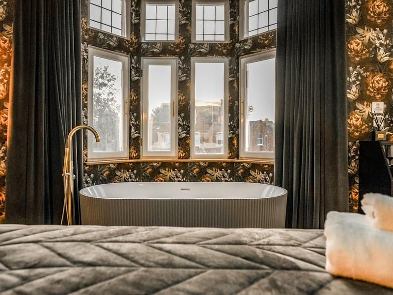 A guest room boasting a bath with a view