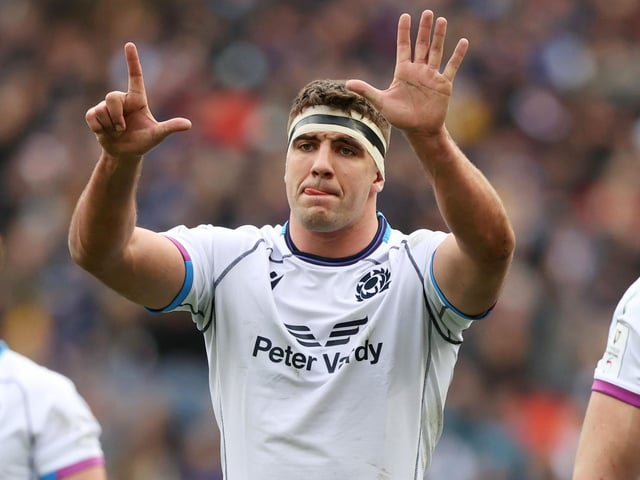 Lively in the loose and on the receiving end of a dangerously high tackle by Melvyn Jaminet. Making the transition from back row to lock wasn’t easy. 6