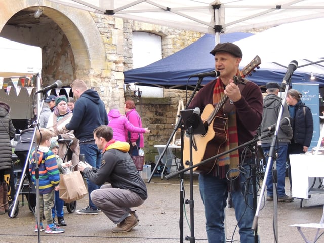 Folk singer Andy Lenton performing Christmas songs.