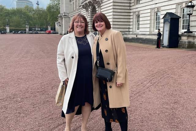 Susan and Carolyn outside Buckingham Palace