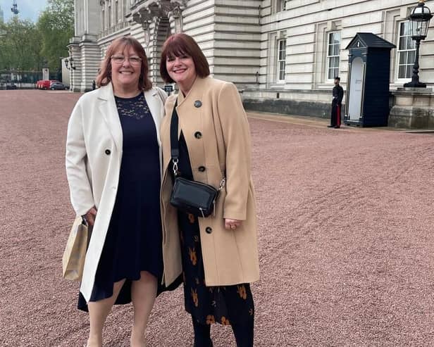 Susan and Carolyn outside Buckingham Palace