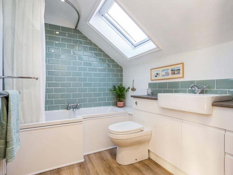 The principal bedroom's en suite.