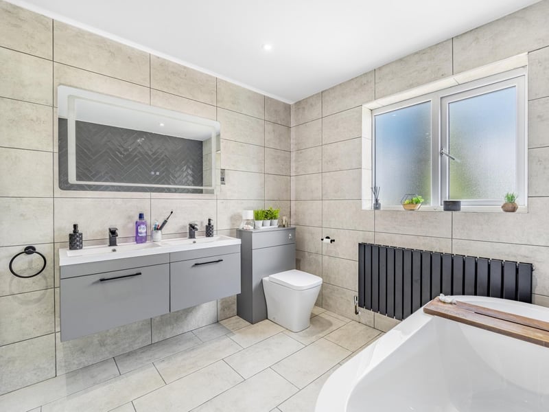 ... and its en suite.