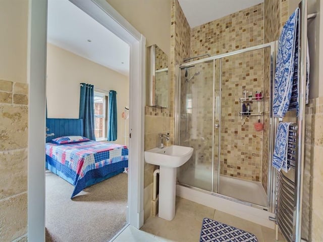The shared en suite facilities between bedrooms two and three.