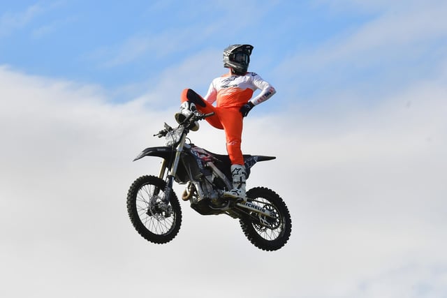 Playing to the crowd. Bolddog Lings FMX Display