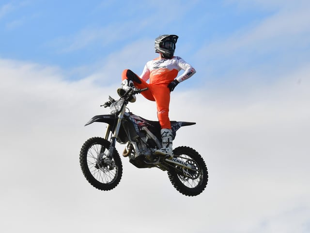 Playing to the crowd. Bolddog Lings FMX Display