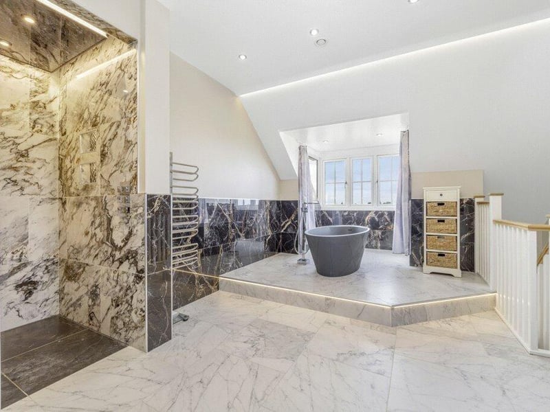 The principal bedroom's en suite bathroom.
