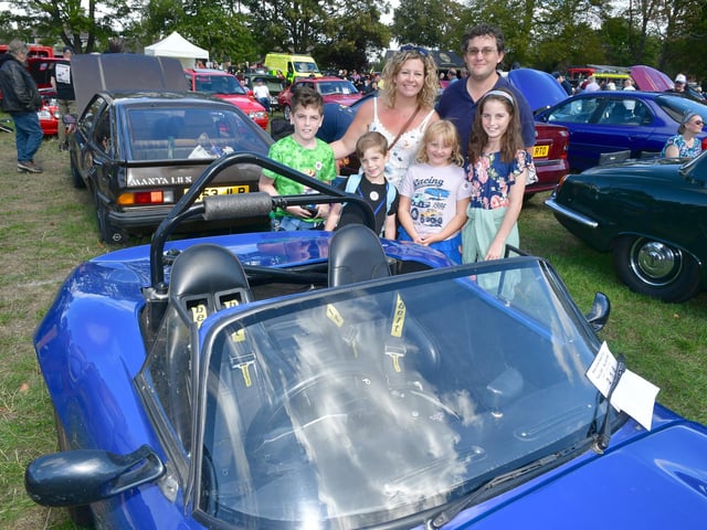 L-R Theo Cable 10, Toby Cable 6, Isabelle Gray 6, Willow Cable 10, Amy Cable and Thomas Gray with his 2005 Fisher Fury