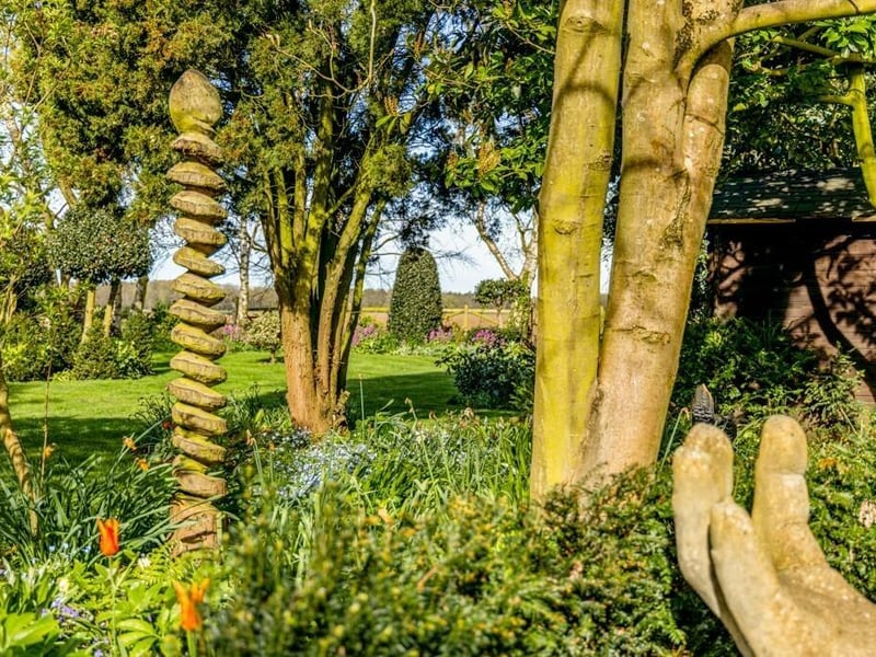 Decorative elements in the garden.