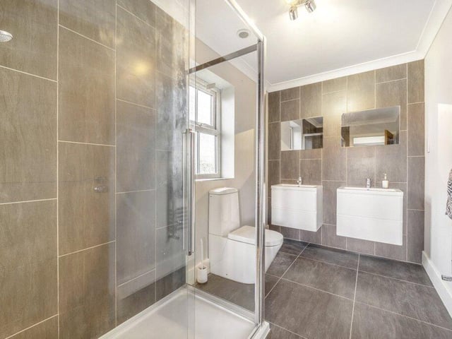 The principal bedroom's en suite facilities.