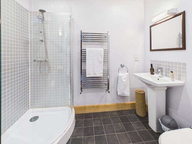 Another en suite shower room.