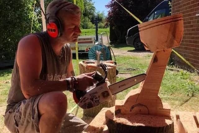 Chainsaw sculptor Simon Bogg at work.