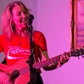 Kelly Swindell performing.