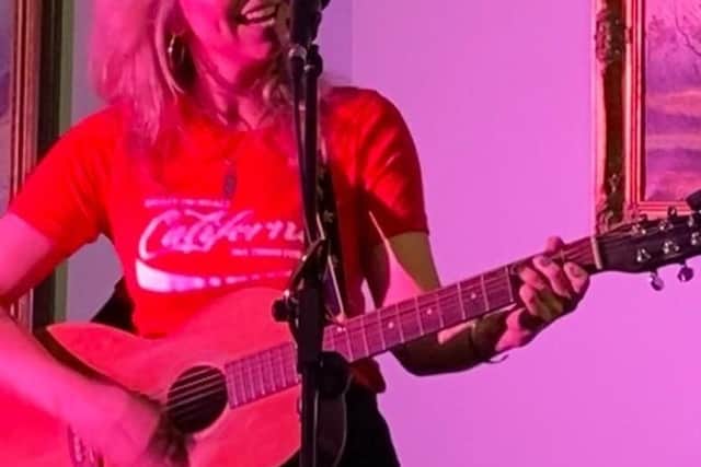 Kelly Swindell performing.
