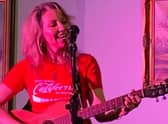 Kelly Swindell performing.