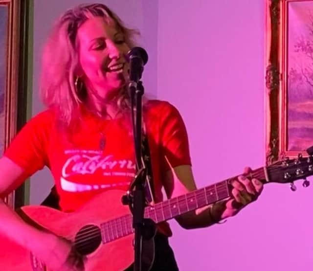 Kelly Swindell performing.