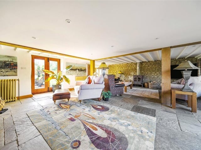 Another angle on the sitting room.