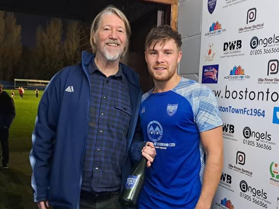 Simon Ashberry presents Harry Limb with his man of the match award - photo (c): Joshua Hallam