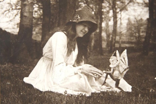Frances Griffiths meets the gnome who lived in the garden.