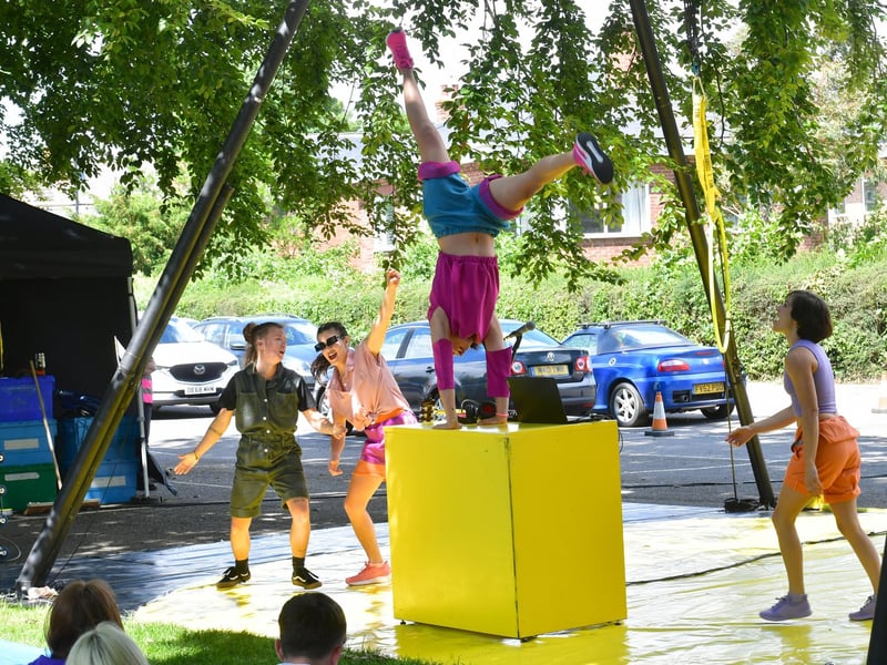 Rojo Telon Spanish aerial dance circus show