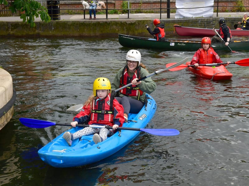 Slea Paddlers taster session. Charlotte Austin with Lyra Rimmer 7 of Waddington