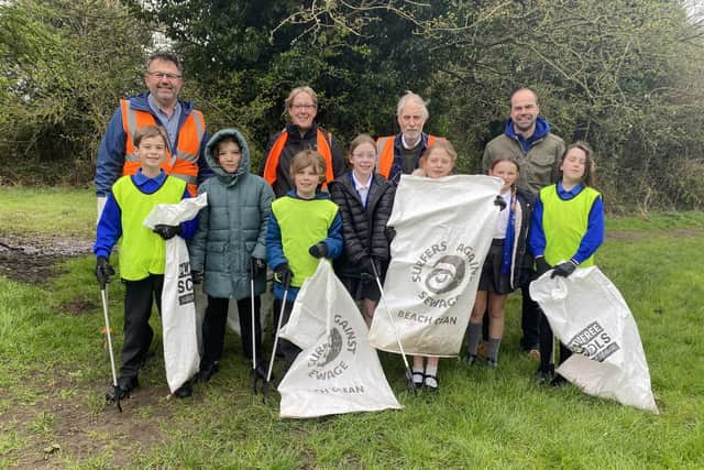 Coun Richard Wright, Coun Mike Clarke and the Winchelsea school team on their litter pick.