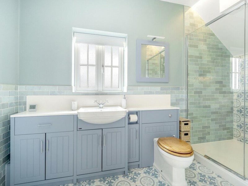 The room's en suite facilities.