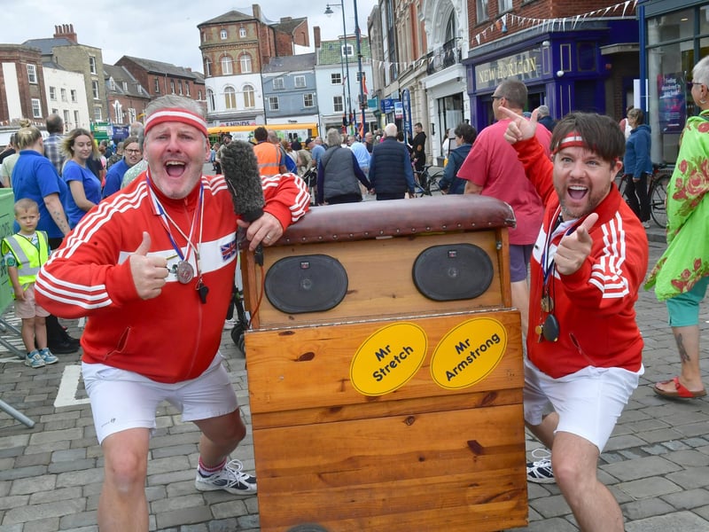 After the riders departed, street entertainment continued.