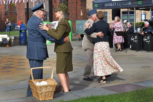 1940’s dancers bringing the era to life