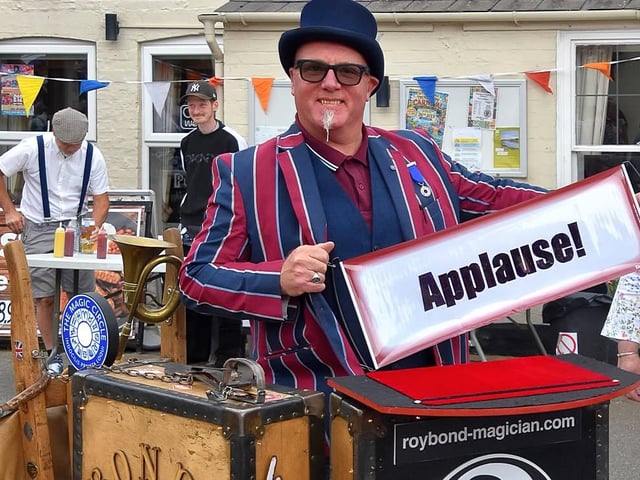 One of this magician's tricks is to ask for applause from his audience!