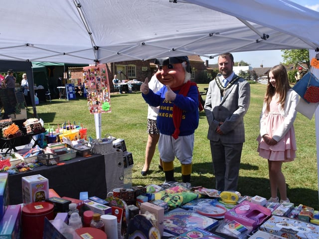 Deputy Mayor Coun Dan Kirk checks out a stall with his daughtet.and the Jolly Fisherman.