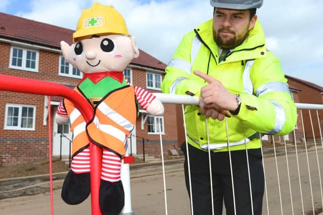 SGB_2338 Barratt Homes - A Site Manager with the elf on a development