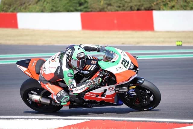 Alex Lowes in race action at Donington. Pic by Paul Horton.