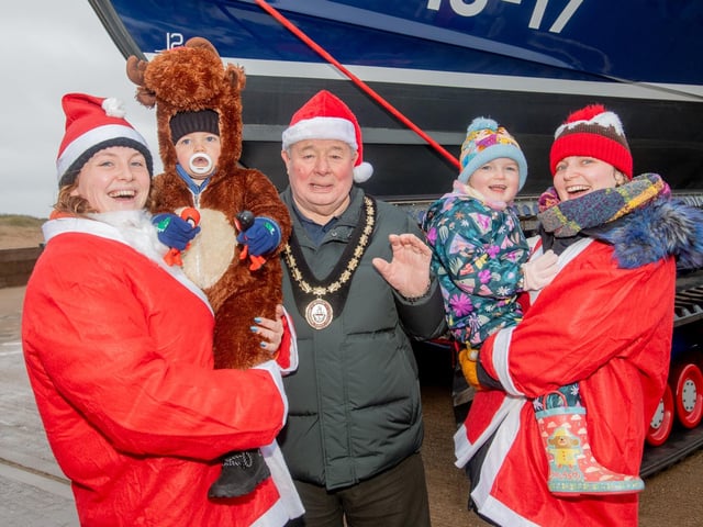 Mayor of Skegness Coun Pete Barry with Jessica knight (right) and Alexandra Burbank.