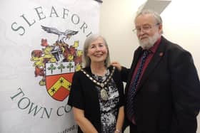 Outgoing Mayor of Sleaford, Coun David Suiter hands over the chain to Coun Alison Snookes.