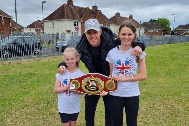 Local boxing legend Callum Johnson was one of the special guests at Ingelow Avenue's 'Platty Jubes' event. He is pictured here with sisters Alayla-May and Ruby Roberts-Bates.