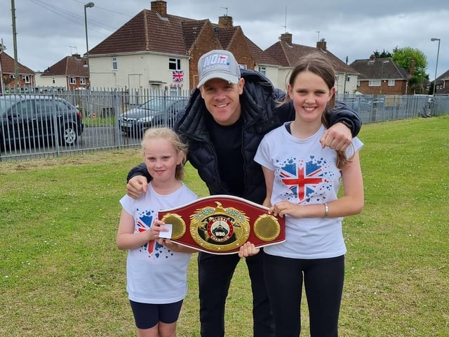 Local boxing legend Callum Johnson was one of the special guests at Ingelow Avenue's 'Platty Jubes' event. He is pictured here with sisters Alayla-May and Ruby Roberts-Bates.