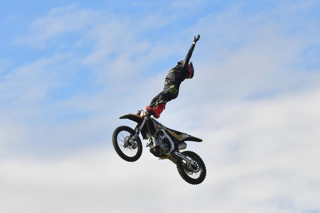 Looking to the heavens. Bolddog Lings FMX Display