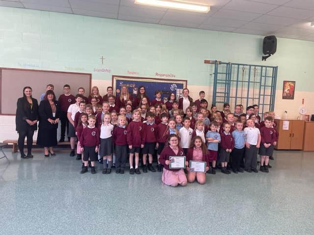 The school children from Mareham le Fen with Gleeson Homes representatives.